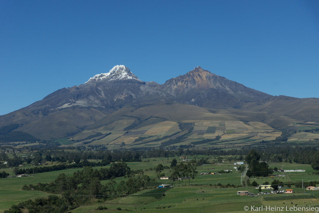 der Vulkan Illiniza mit seinen 2 Gipfeln auf der Fahrt nach Saquisilí