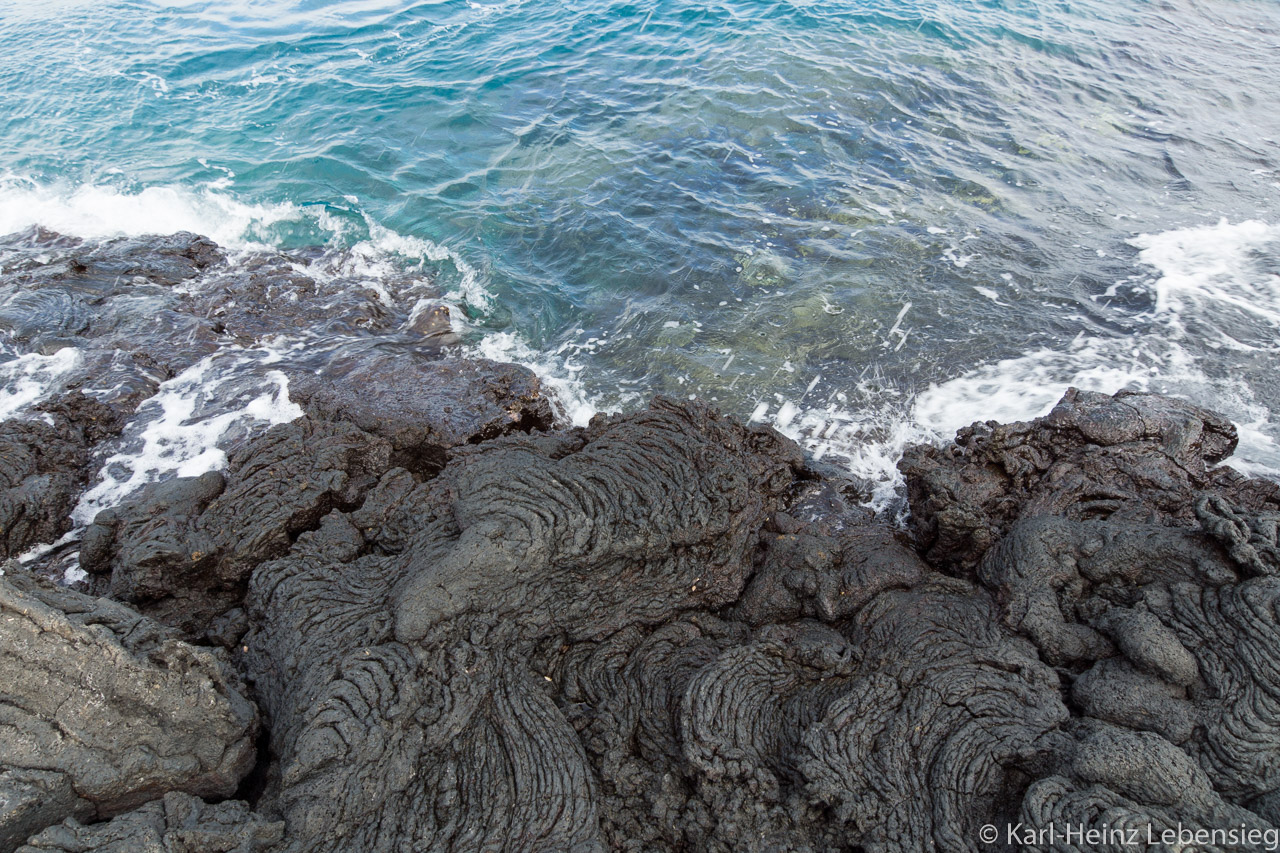 erstarrte Lava und Meer