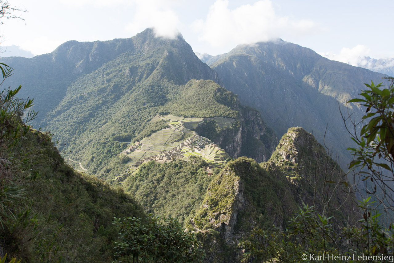 Blick auf Machu Picchu beim Aufstieg Huayna Picchu