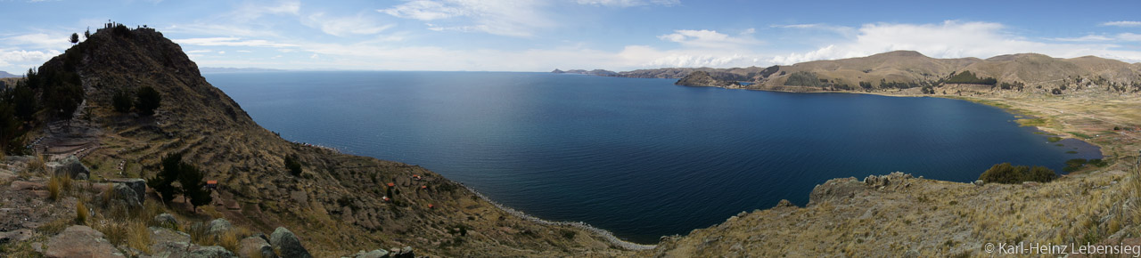 Panoramablick Titicaca-See mit Cerro Calvario (links)
